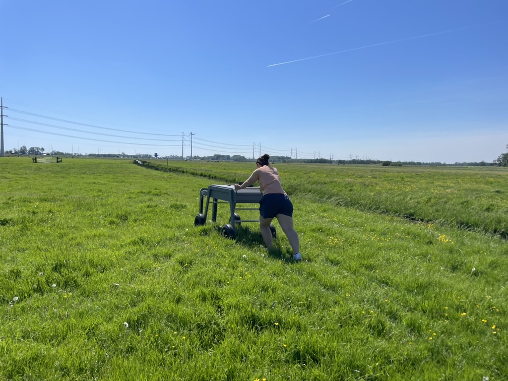 Met de meetwagen door het grasland.