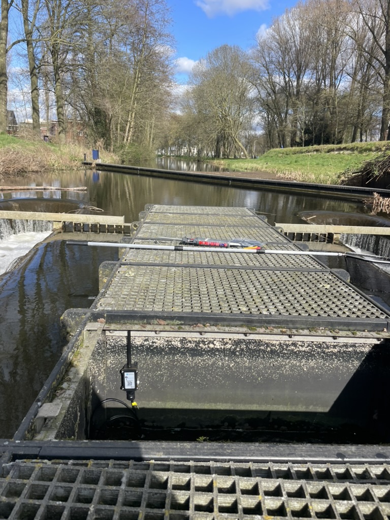 De zender van de onderwatersensor aan de vispassage.